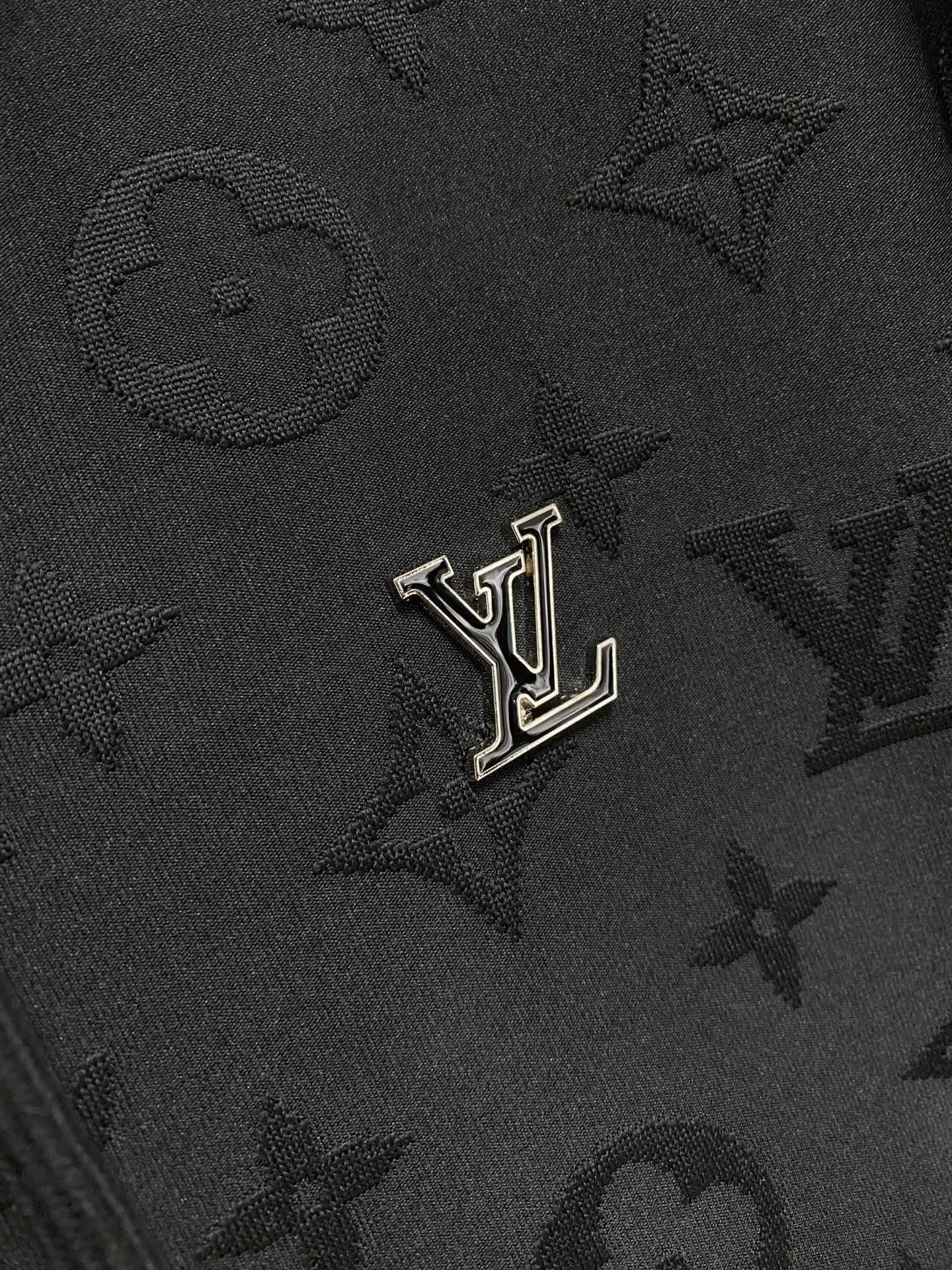 🅿️720 LV hot-selling suit is coming. Focus on the original version of the official website. 2025 new hot-selling cardigan suit. The original order is the best. 🇭🇰The meticulous work of top designers. It has a fitting and perfect upper body effect. All-natural high-quality Tencel Roman cotton 100%, close-fitting comfort, noble and elegant! Original hardware embodies elegance and nobility! Counter size: M-3XL (maximum wear up to 190 pounds)